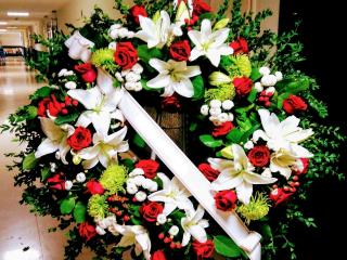 Flores de difunto, comprar coronas, centros o ramos de flores para difuntos y funerales.